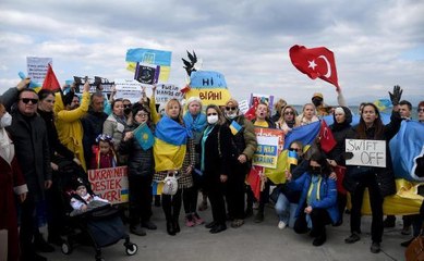 KUŞADASI VE BODRUM'DA YAŞAYAN UKRAYNALILARDAN 'RUSYA' PROTESTOSU