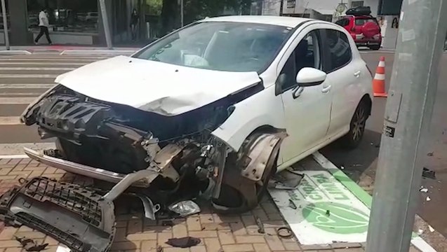 Veículos se envolvem em forte colisão na Região Central de Cascavel