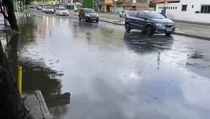 A água acumulada  na avenida Carapinima, esquina com a rua Edson Alves de Oliveira.