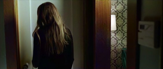 Cuando las luces se apagan Clip (4) VO