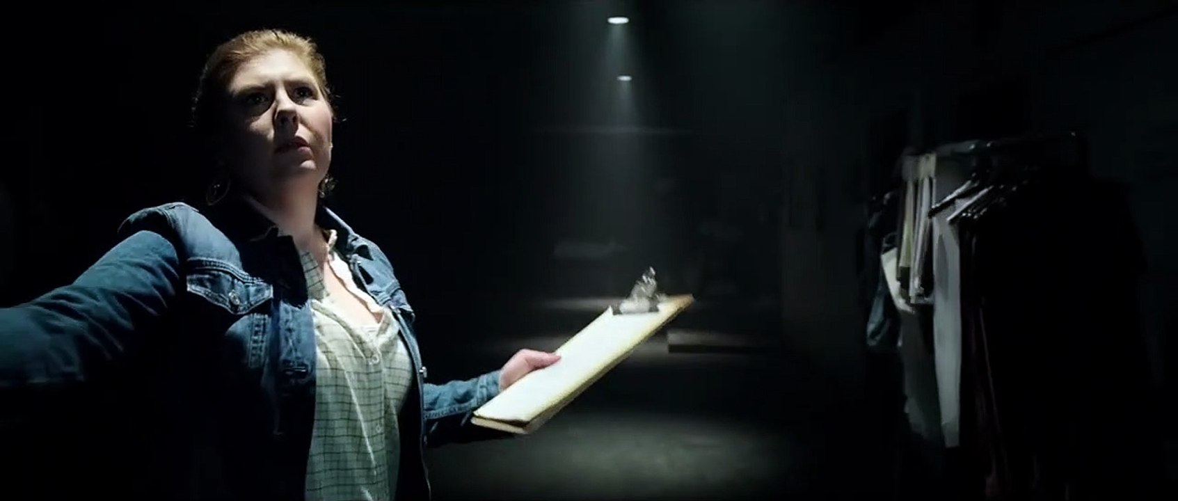 Cuando las luces se apagan Clip (5) VO