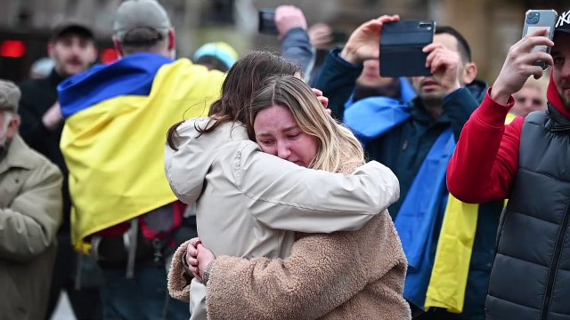 Glasgow raises the flag of Ukraine above the city chambers