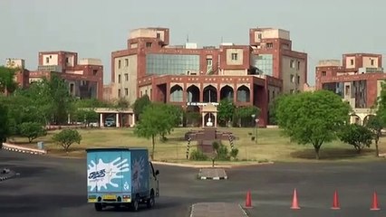 तीन निजी स्कूलों को किया पाबंद