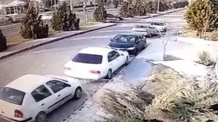 Kavşakta çarpışan iki otomobildeki 5 kişi yaralandı