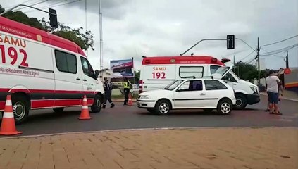 Carro e moto se envolvem em colisão na esquina do Detran