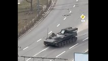 Ucraina, carro armato russo schiaccia auto a Kiev