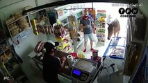 2 chevaux affamés dans une épicerie viennent se servir