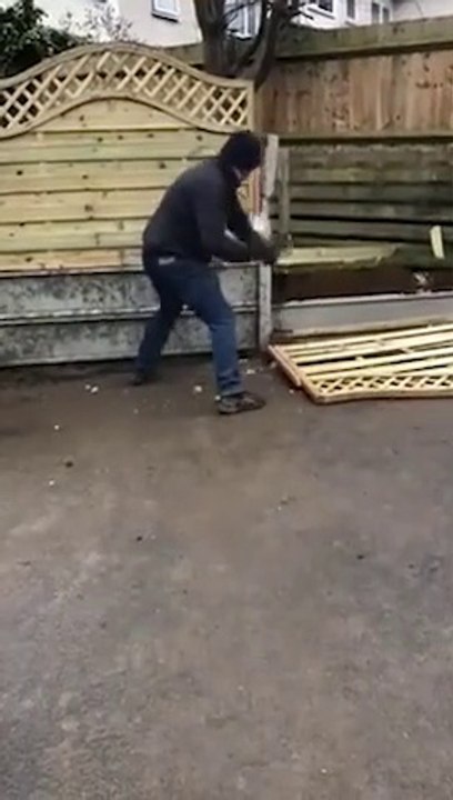 Ce propriétaire refuse de payer les travaux effectués, l'entrepreneur vient tout détruire !