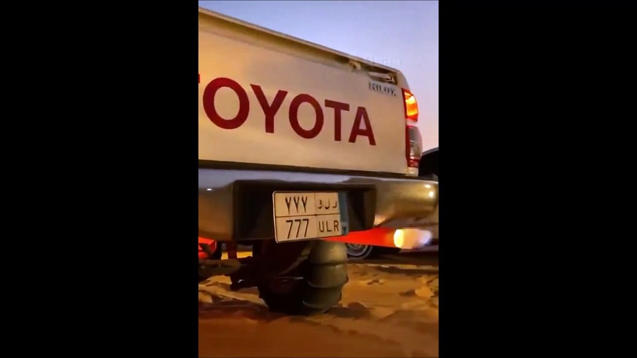 Il chauffe le moteur de sa Toyota au max... Pot en flamme