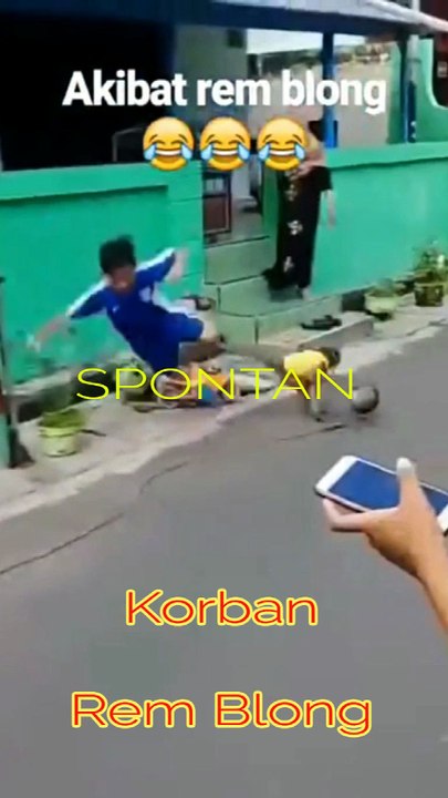 Korban Akibat Rem Blong Melihat atraksi topeng monyet