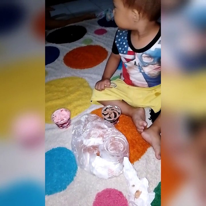 Cemong makan es cream
