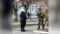 Ukraynalı kadın Rus askeri çekirdekle protesto etti