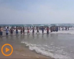 Rantaian manusia selamatkan mangsa lemas