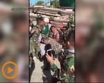 Aksi petugas membawa keluar mangsa gempa bumi Lombok tular