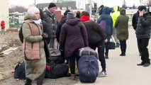 شاهد: الآلاف يغادرون أوكرانيا عبر الحدود والسلطات تحث الرجال على البقاء والقتال