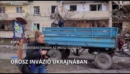 Romok és pusztítás, menekülő emberek, hátrahagyott életek