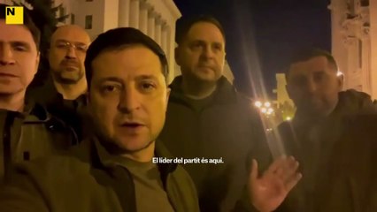 Zelenski desmenteix el rumors sobre la seva fugida amb un vídeo davant de la seu del govern a Kiev