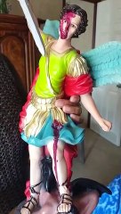Mujer afirma que su figura de San Miguel Arcángel "llora" sangre