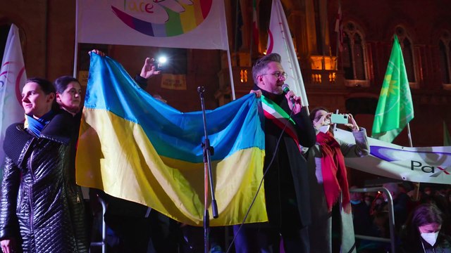 Il grido di Bologna, con Morandi e Prodi sul palco: In Ucraina cessi immediatamente il fuoco