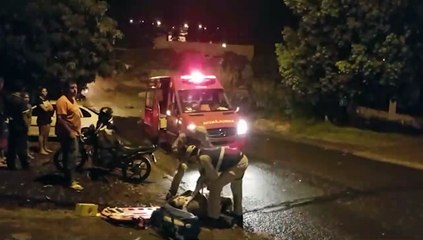 Jovem motociclista fica ferido após colidir com carro
