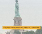 Panjat Statue of Liberty untuk bantah dasar Trump