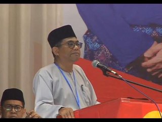 'UMNO tidak matang ketika berdepan Tun Mahathir' - Khaled Nordin