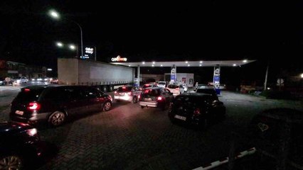 Belçika'da vatandaşlar akaryakıt istasyonları önünde kuyruklar oluştu