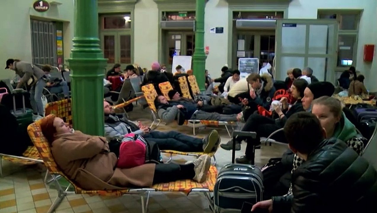 بدون تعليق: الأوكرانيون الفارون من الغزو الروسي يخيمون في محطة قطار برزيميسل البولندية