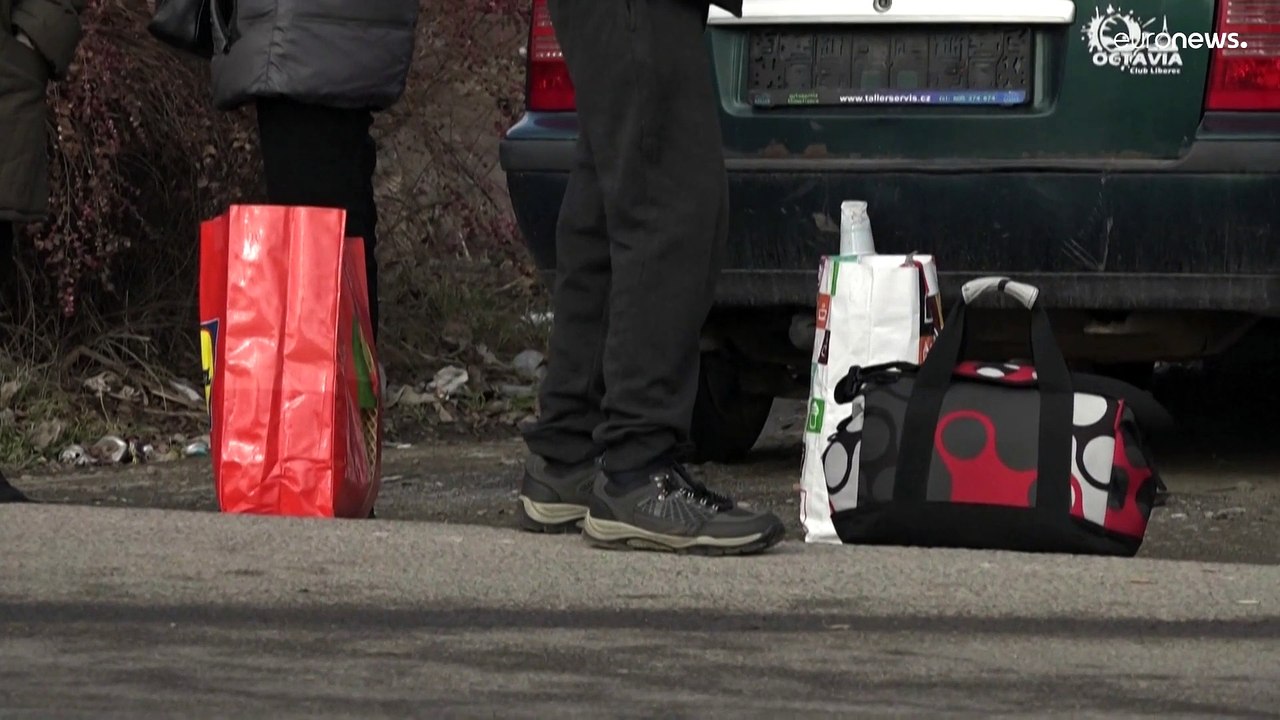 شاهد: أوكرانيون يتوافدون نحو الحدود البولندية هروبا من الدبابات الروسية