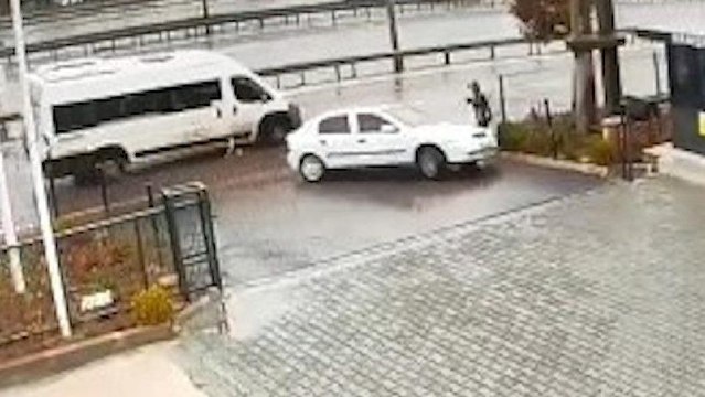 Otomobilin altında kalmaktan saniyelerle kurtuldu