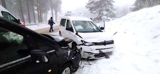 Uludağ yolunda araçlar kafa kafaya çarpıştı: 3 yaralı