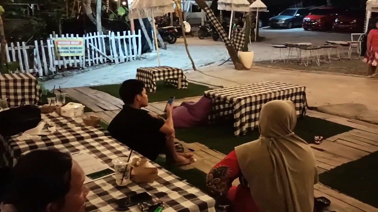 Ayunan Bukit Teduh Tuban yang unik, berada di tengah cafe