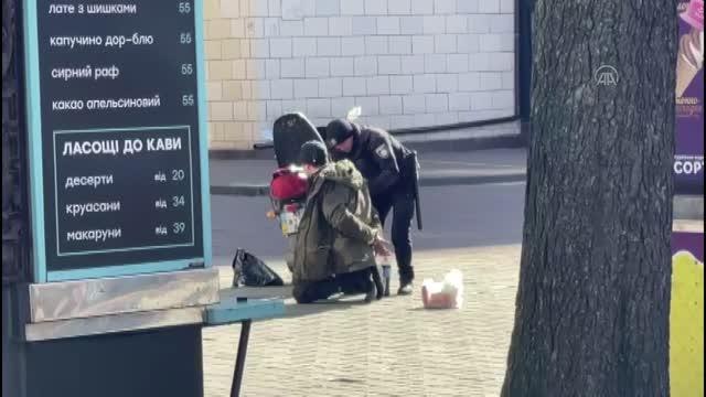 Son dakika haberleri... Ukrayna'nın başkenti Kiev'de çatışmalar devam ediyor - Polisin bir şüpheliyi gözaltına alması