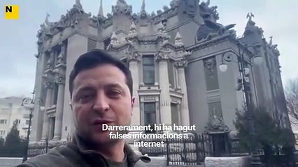 El president ucraïnès, Volodímir Zelenski, desmenteix les informacions falses que reclamen a l'exèrcit ucraïnès entregar les armes