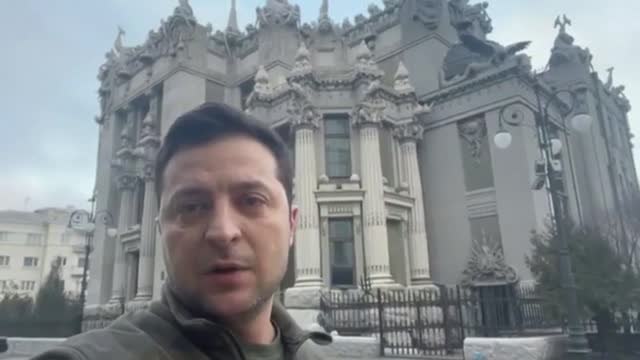 El presidente de Ucrania lucha contra las fake news y niega que vayan a rendirse