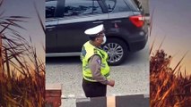 Viral !!! Polisi joget tiktok dipinggir jalan raya