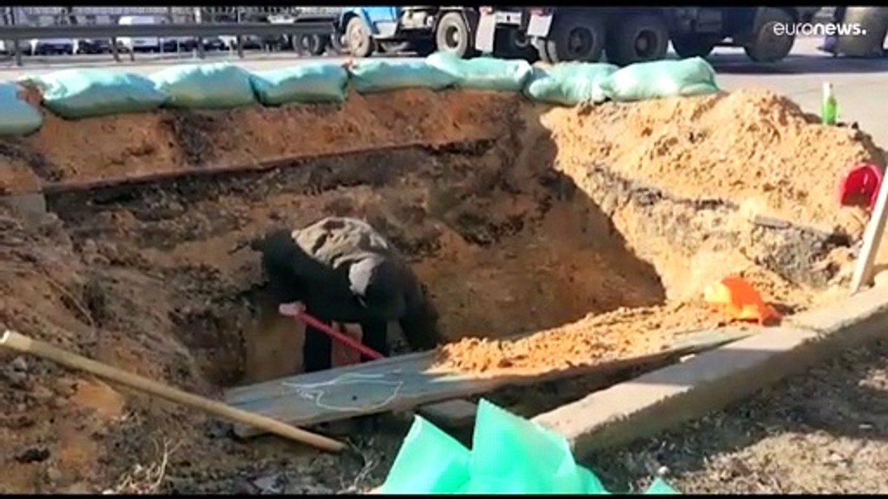 Kiev: Combater e construir abrigos