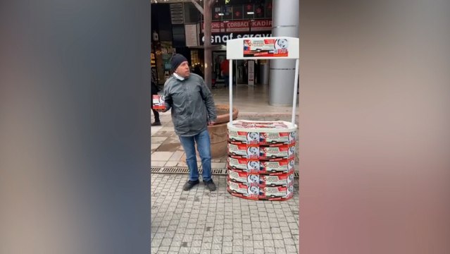 Çaresiz baba, SMA hastası bebeği için Cuma namazı çıkışında yardım istedi