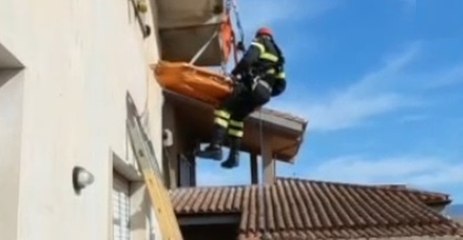 Terralba (OR) - Scale troppo strette, donna allettata calata a terra con barella dalla finestra (26.02.22)