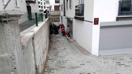 Apartmanın 3'üncü katından beton zemine düşen kadın yaralandı