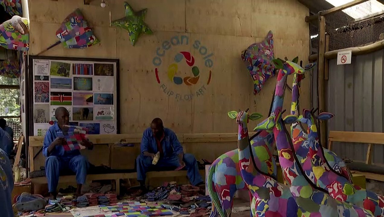 Fléau des plages, les tongs abandonnées deviennent objets d'arts au Kenya
