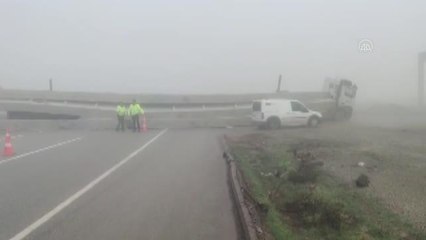 GAZİANTEP - Tırın taşıdığı beton bloklar yola devrildi