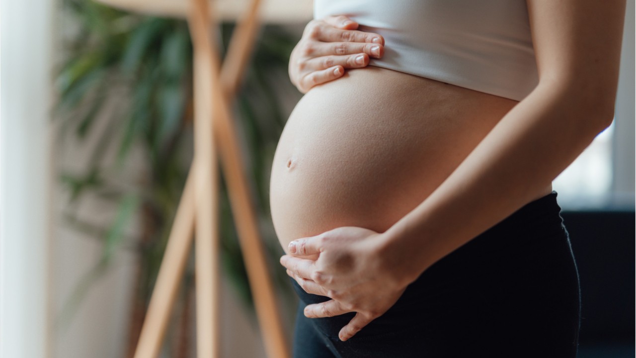 Simulation de grossesse : elle porte un faux ventre au travail et obtient  sept mois de congés maternité 