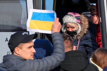 Geflüchtete kommen in Berlin und Polen an