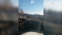 Ukrayna vatandaşından tankları yolda kalan Rus askerlere: Nereye gittiğinizi biliyor musunuz? Sizinkiler esir alınıyor