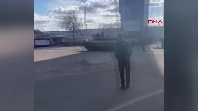 Ukrayna'da halk Rus tanklarını elleriyle durdurmaya çalıştı