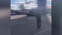Ukrayna'da halk Rus tanklarını elleriyle durdurmaya çalıştı