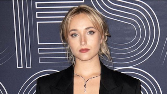 GALA VIDEO - PHOTO – César 2022 : Chloé Jouannet fait sensation en dévoilant ses jambes sur le tapis rouge