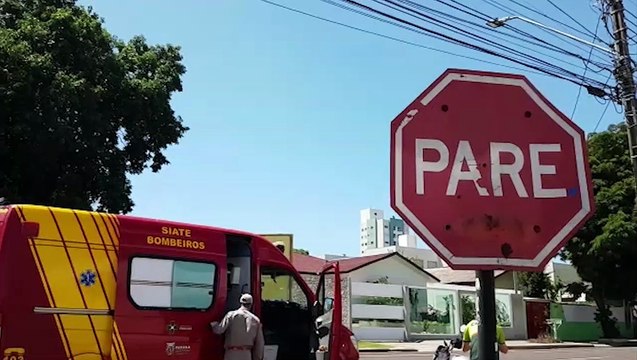 Rapaz fica ferido após colisão envolvendo carro e moto na Rua Souza Naves, em Cascavel