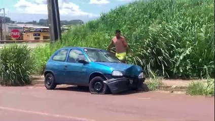 Carro fica com a frente destruída após bater contra poste às margens da PRc-467